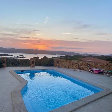 Orsa Sul Mare A Baja Sardinia Cala Bitta