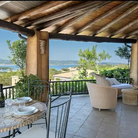Orsa Sul Mare A Baja Sardinia